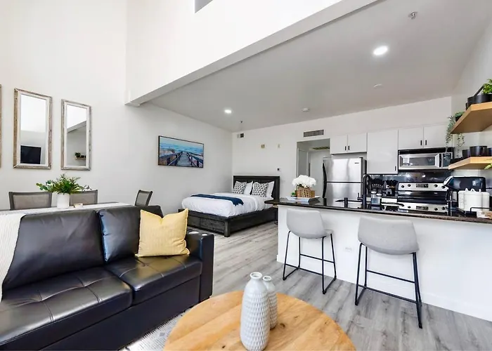Luxurious Condo Walking Distance To San Diego Bay!