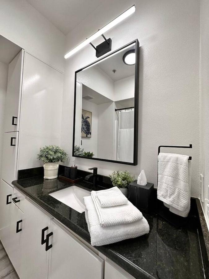 Luxurious Walking Distance To Bay!