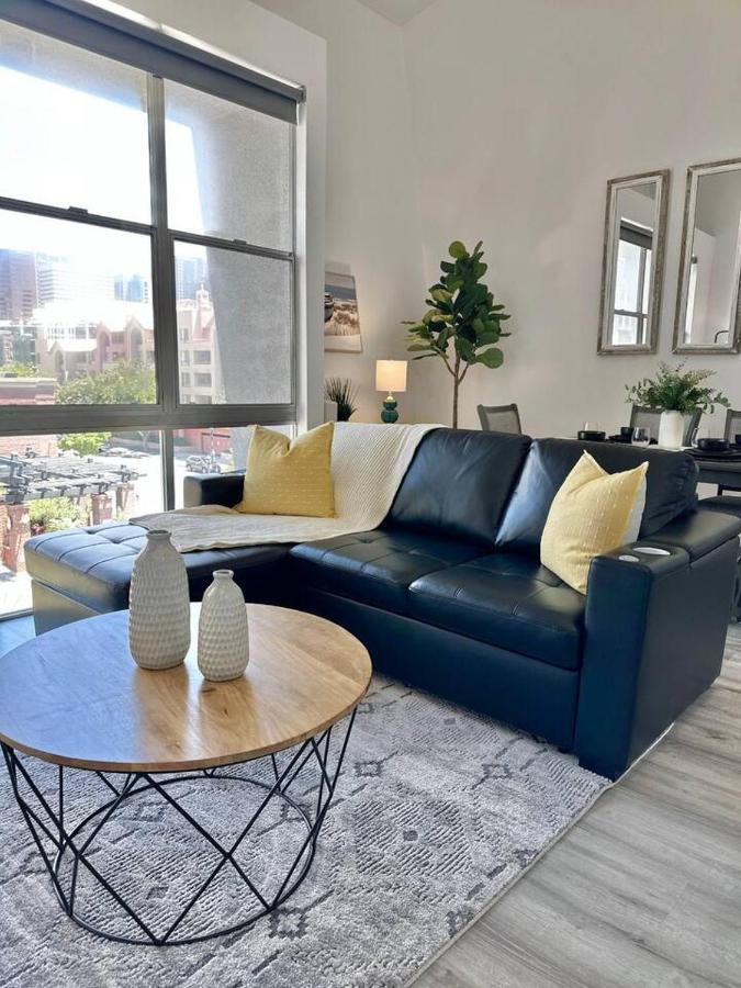Luxurious Walking Distance To Bay! Apartment