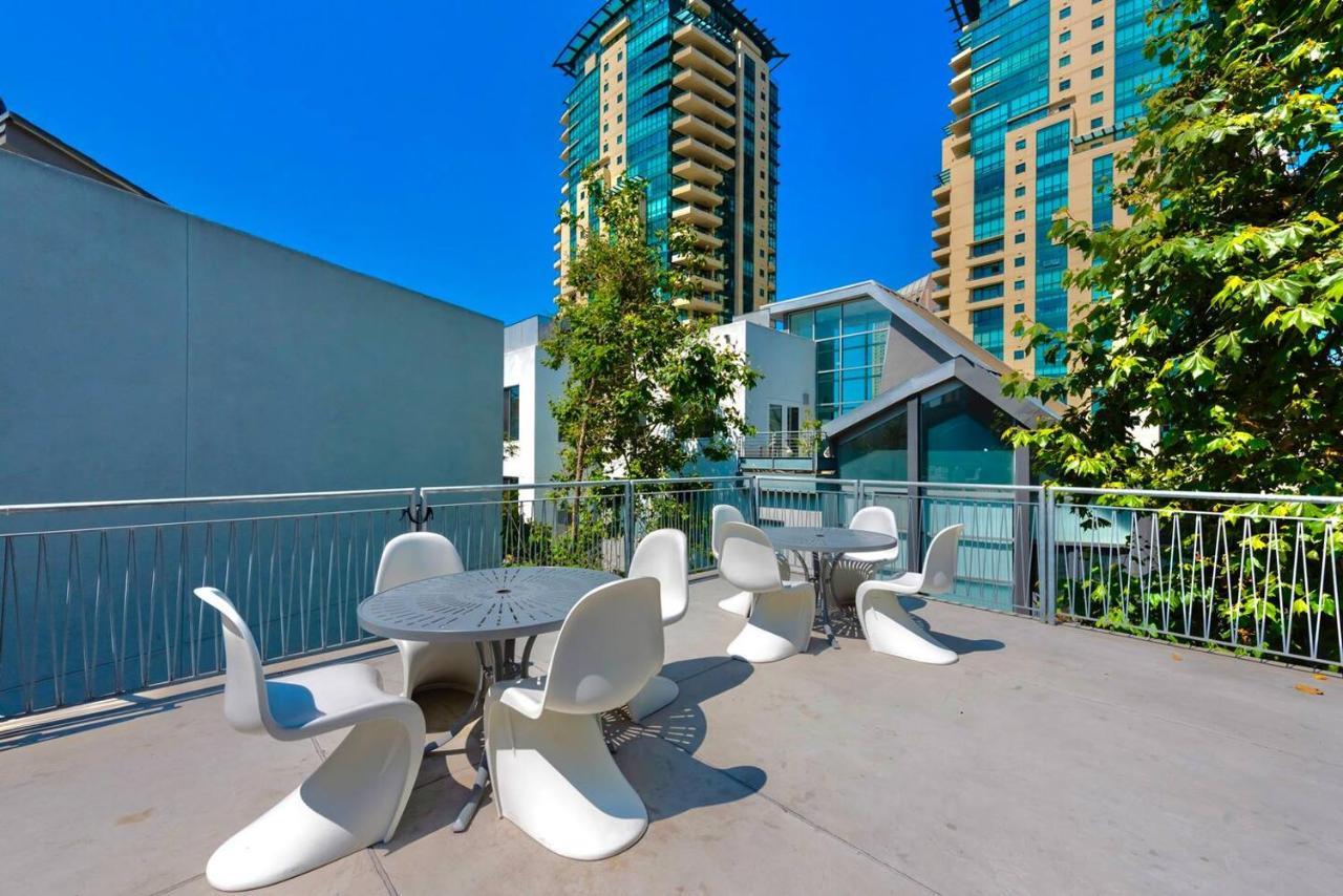 Apartment Luxurious Walking Distance To Bay! *
