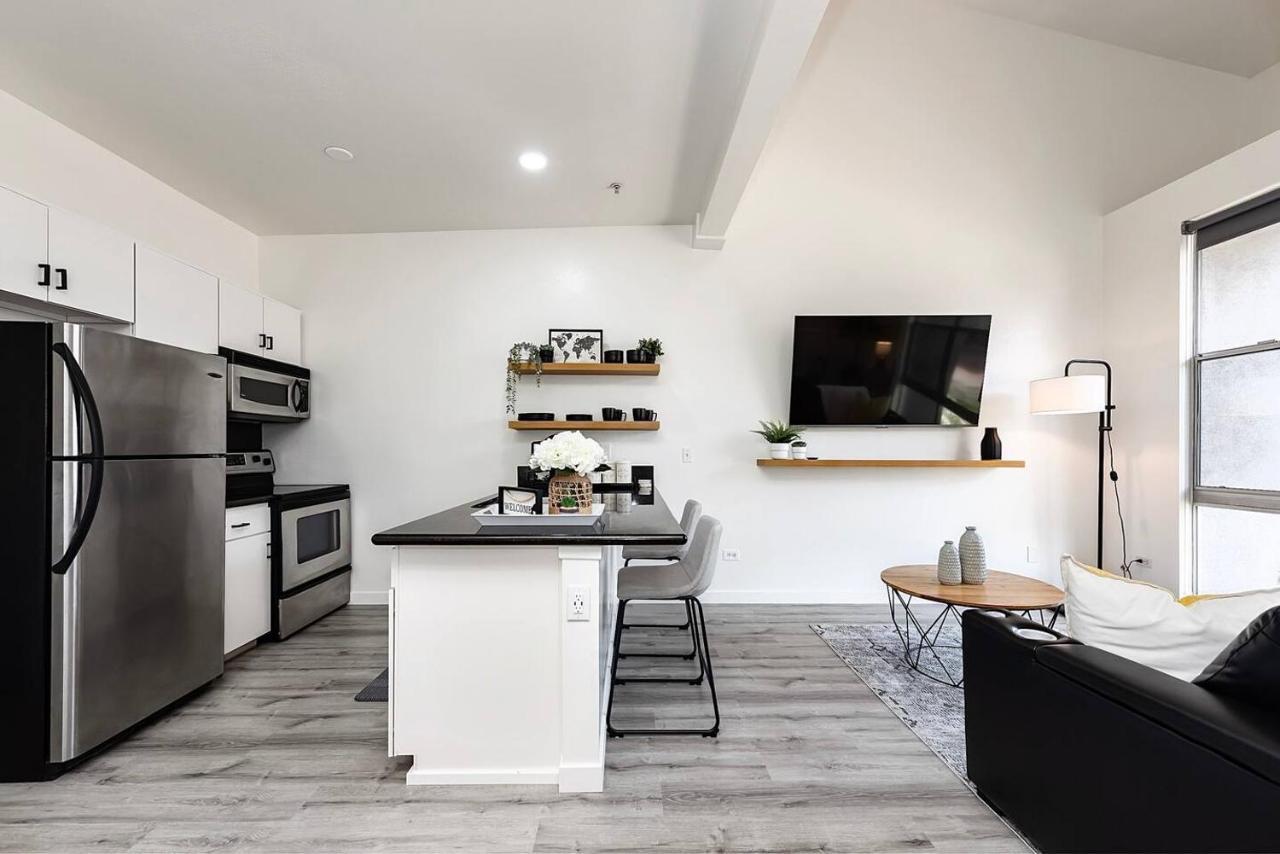 Luxurious Walking Distance To Bay! Apartment *