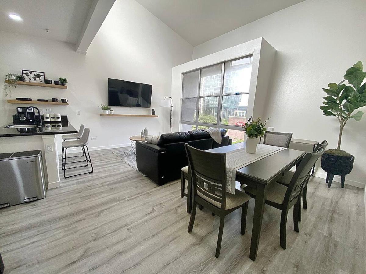Luxurious Walking Distance To Bay!