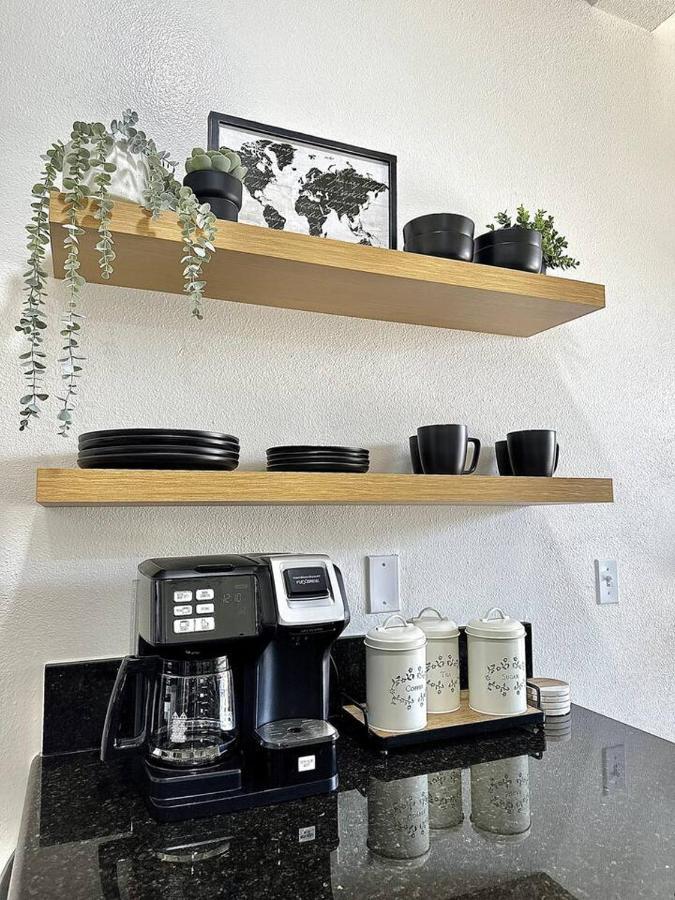 Apartment Luxurious Walking Distance To Bay! *