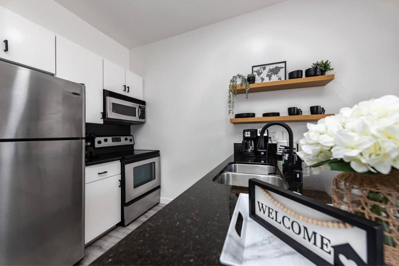 Luxurious Walking Distance To Bay! *