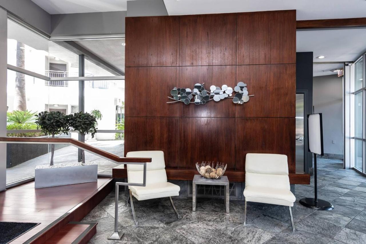 Luxurious Walking Distance To Bay! Apartment