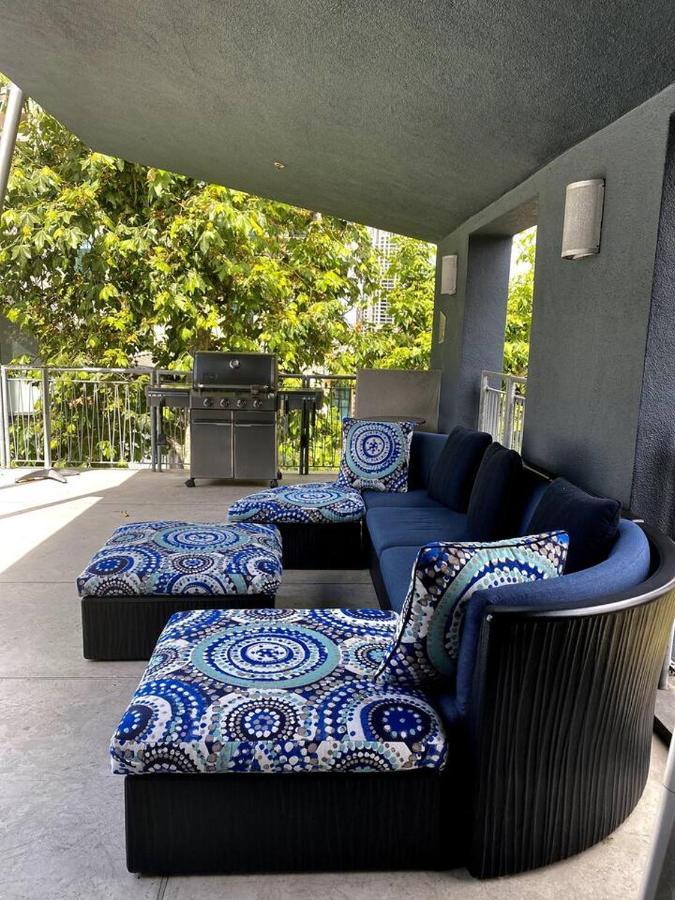 Luxurious Walking Distance To Bay!