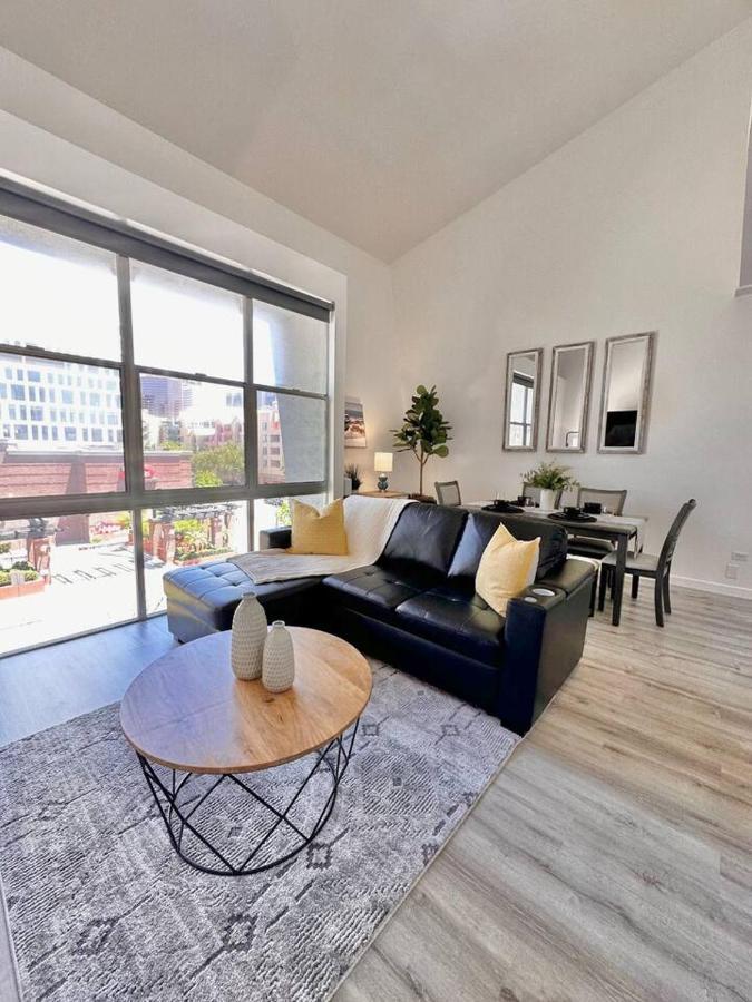 Luxurious Walking Distance To Bay!