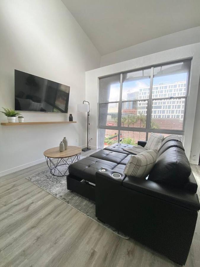 Apartment Luxurious Walking Distance To Bay! *